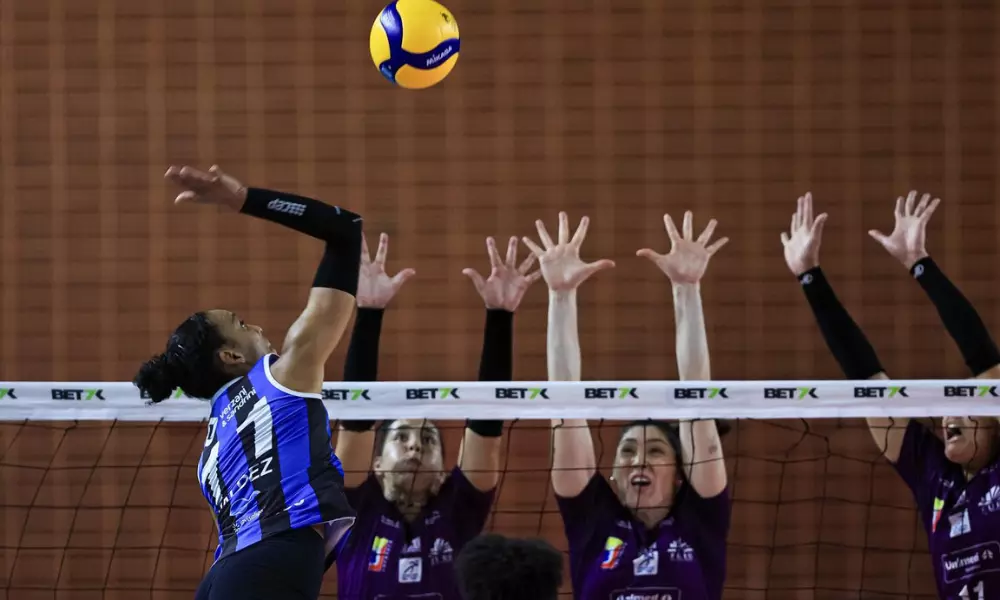Valdez, do Pinheiros, ataca a bola sobre o bloqueio triplo do Bluvôlei em jogo da Superliga Feminina de vôlei