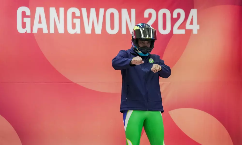 André Luiz da Silva pousa para foto em frente ao backdrop de Gangwon-2024