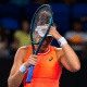 Bia Haddad, de laranja, com as mãos na cabeça em lamentação após derrota para Timofeeva no Australian Open