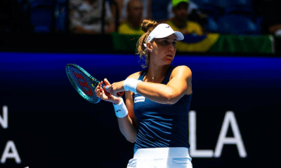 Bia Haddad com a raquete na mão em movimento de rebatida no Australian Open