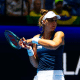 Bia Haddad com a raquete na mão em movimento de rebatida no Australian Open