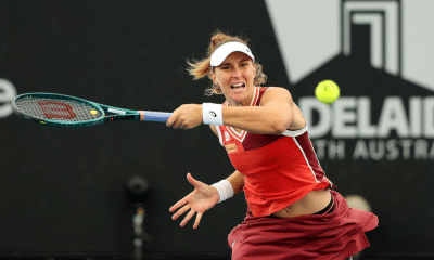Bia Haddad rebate bolinha durante jogo com Taylor Townsend no WTA 500 de Adelaide