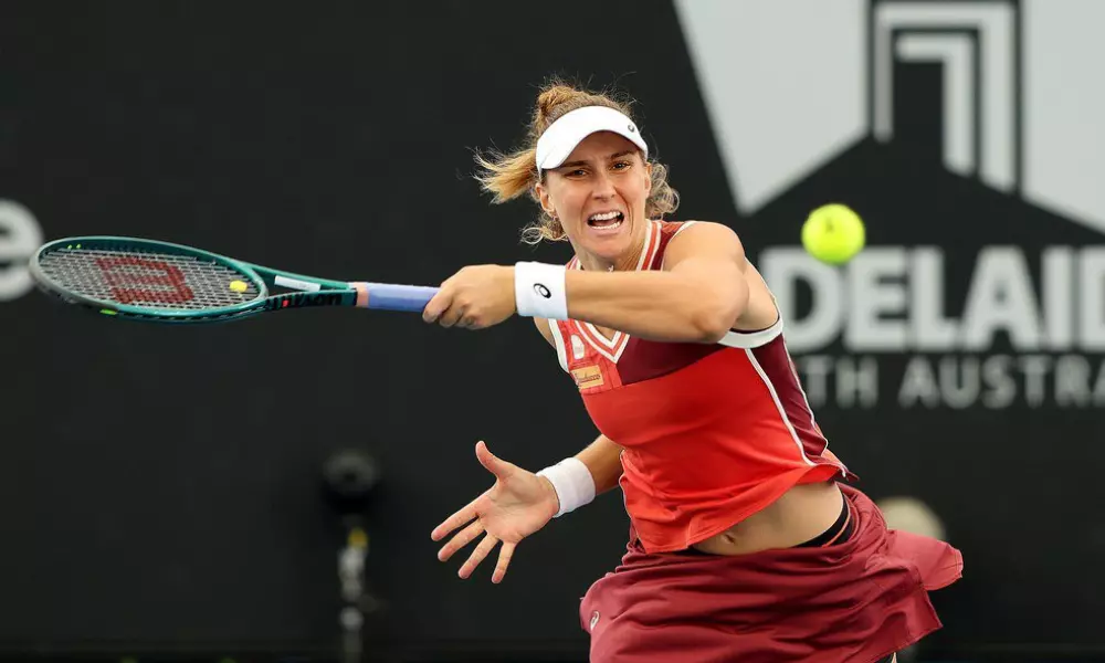 Bia Haddad rebate bolinha durante jogo com Taylor Townsend no WTA 500 de Adelaide