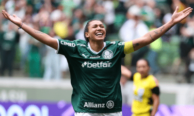 Bia Zaneratto com os braços erguidos em comemoração no Palmeiras - futebol feminino
