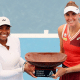 Bia Haddad Maia e Taylor Townsend com o troféu do WTA 500 de Adelaide
