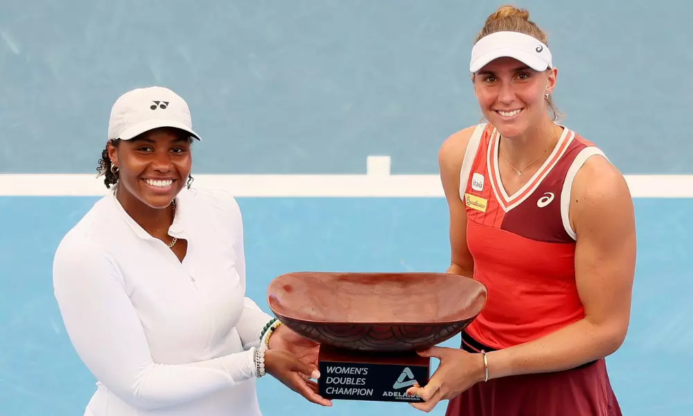 Bia Haddad Maia e Taylor Townsend com o troféu do WTA 500 de Adelaide