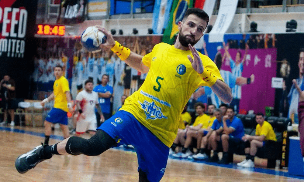 Jogador do Brasil cobra set metros contra a Costa Rica no Sul-Centro Americano de handebol masculino