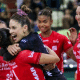 Camila Brait abraça colega de equipe em jogo Osasco x Sesc Flamengo pela Superliga Feminina
