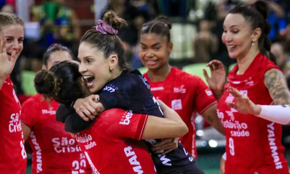 Camila Brait abraça colega de equipe em jogo Osasco x Sesc Flamengo pela Superliga Feminina