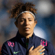 Cristiane com a mão no peito durante execução do hino nacional brasileiro; ela está perto de ser contratada pelo Flamengo no futebol feminino