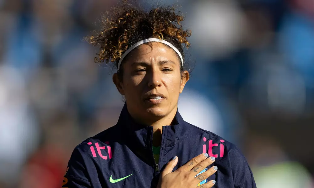 Cristiane com a mão no peito durante execução do hino nacional brasileiro; ela está perto de ser contratada pelo Flamengo no futebol feminino