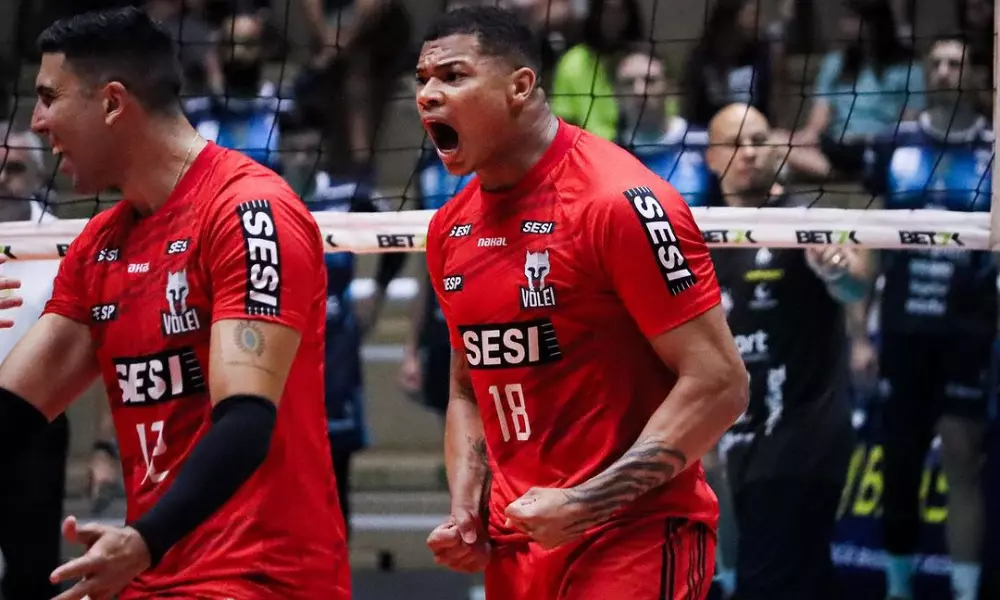Darlan vibra com ponto feito em jogo Sesi Bauru x Suzano pela Copa Brasil de vôlei masculino. Equipe venceu São José na Superliga Masculina