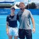 Laura Pigossi ao lado do seu treinador em Canberra (Foto: Divulgação/Gallas Press)