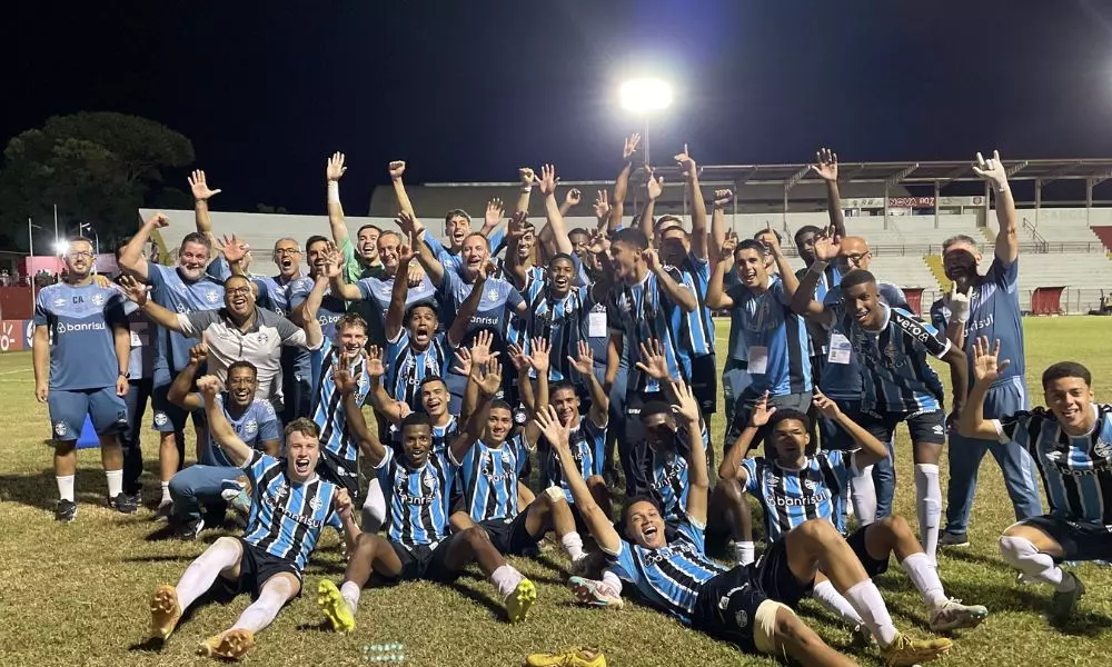 Comemoração dos jogadores do Grêmio após classificação na Copinha (Renan Jardim/Grêmio FBPA)