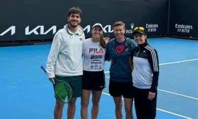 Tenista Luisa Stefani (a segunda da esquerda para a direita) em preparação para o Australian Open (Foto: Divulgação)