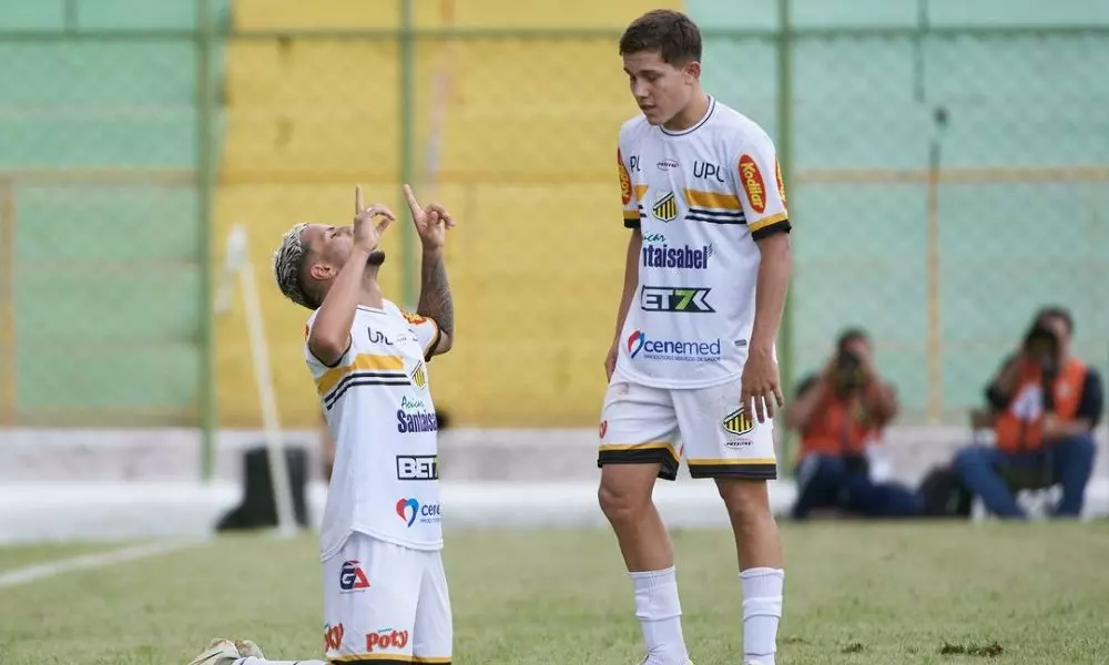 Comemoração dos jogadores do Novorizontino, na vitória sobre o Athletico-PR pela Copinha (Igor do Vale/Ag. Paulistão)