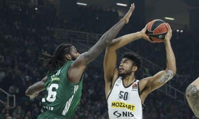 Brasileiro Bruno Caboclo (com a bola nas mãos) jogando pelo Partizan (Reprodução/Twitter/@PartizanBC)