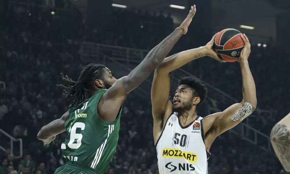 Brasileiro Bruno Caboclo (com a bola nas mãos) jogando pelo Partizan (Reprodução/Twitter/@PartizanBC)