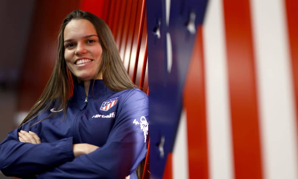 Brasileira Ana Vitória, nova jogadora do Atlético de Madrid (Reprodução/Twitter/@AtletiFemenino)