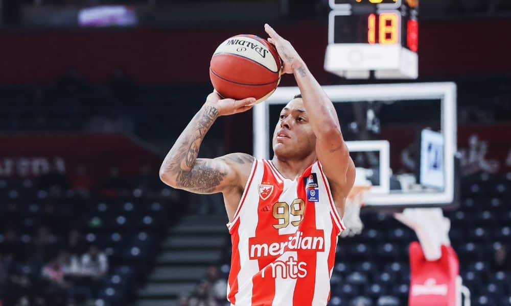 Brasileiro Yago Mateus, do Estrela Vermelha, em quadra pela Euroliga (Reprodução/Twitter/@kkcrvenazvezda)