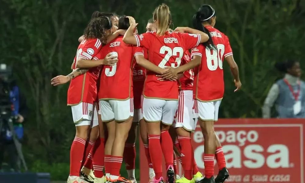 Jogadoras do Benfica reunidas no confronto contra o Barcelona, válido pela Champions League (Divulgação/UEFA)