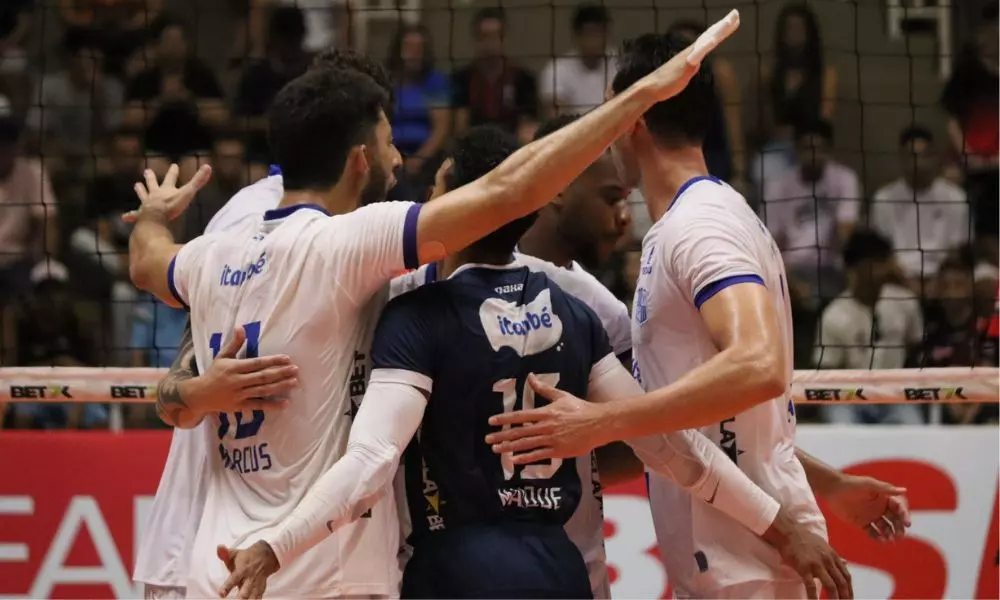 Equipe do Minas comemorando em partida da Superliga (Felipe Wiira/Sesi-SP)