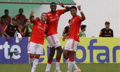 Comemoração dos jogadores do Internacional na vitória pela estreia da Copinha (Reprodução/Twitter/@SCInternacional)