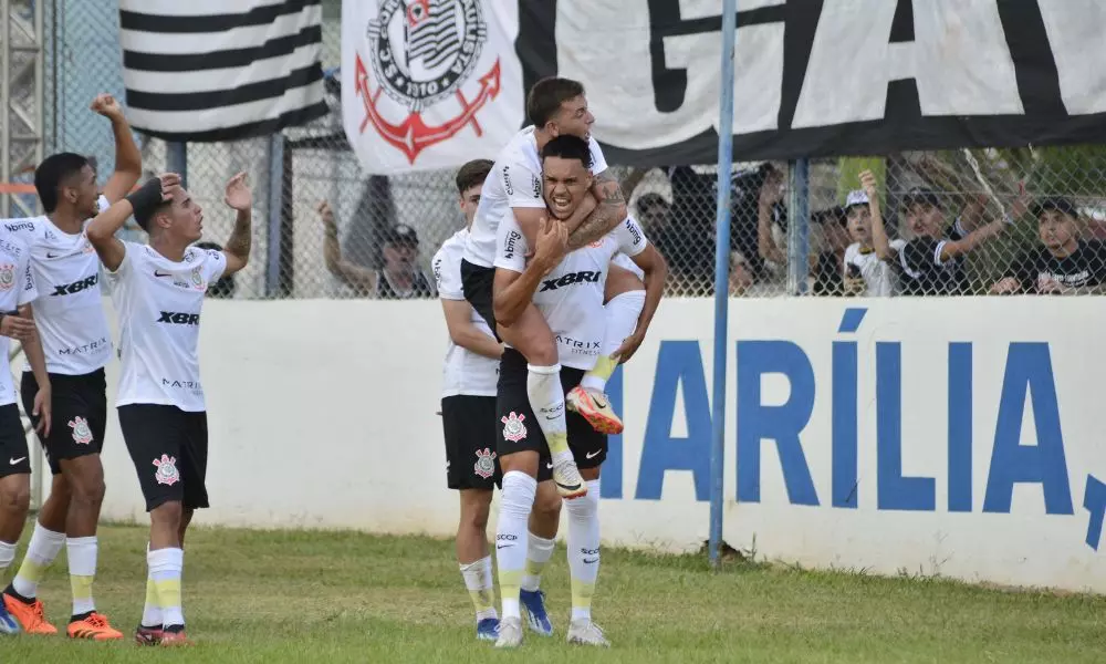 Comemoração dos jogadores do Corinthians na vitória sobre o Bangu, válida pela segunda rodada da Copinha (Reprodução/Twitter/@leeocarrara)