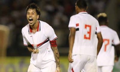 Comemoração do meia Palmberg, autor do gol da virada do São Paulo sobre o Carajás pela Copinha (Célio Messias/São Paulo FC)