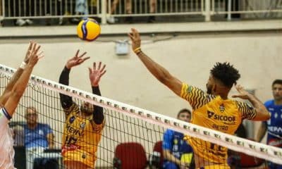 Jogada do ataque do Araguari Vôlei na vitória sobre o Joinville pela Superliga Masculina (Foto: Carlos Júnior)