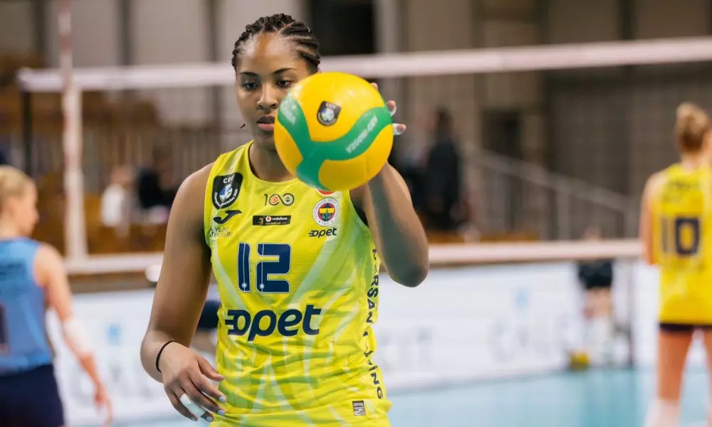 Brasileira Ana Cristina, destaque na vitória do Fenerbahçe pela Champions League (Reprodução/Twitter/@FBvoleybol)