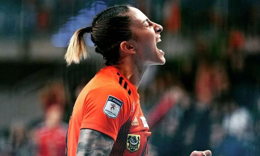 Brasileira Patrícia Matieli em ação na Champions League de handebol feminino (Foto: Tomasz Folta)