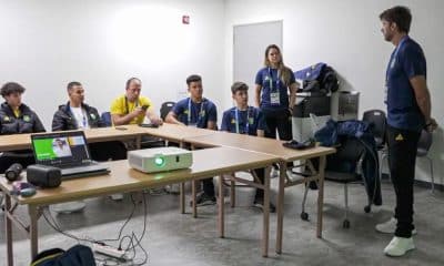 Reunião da comissão técnica com os primeiros atletas que desembarcaram para a disputa de Gangwon-2024 (Marina Ziehe/COB)