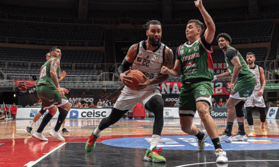 Devon Scott partindo para bandeja en jogo Flamengo x União Corinthians pelo NBB