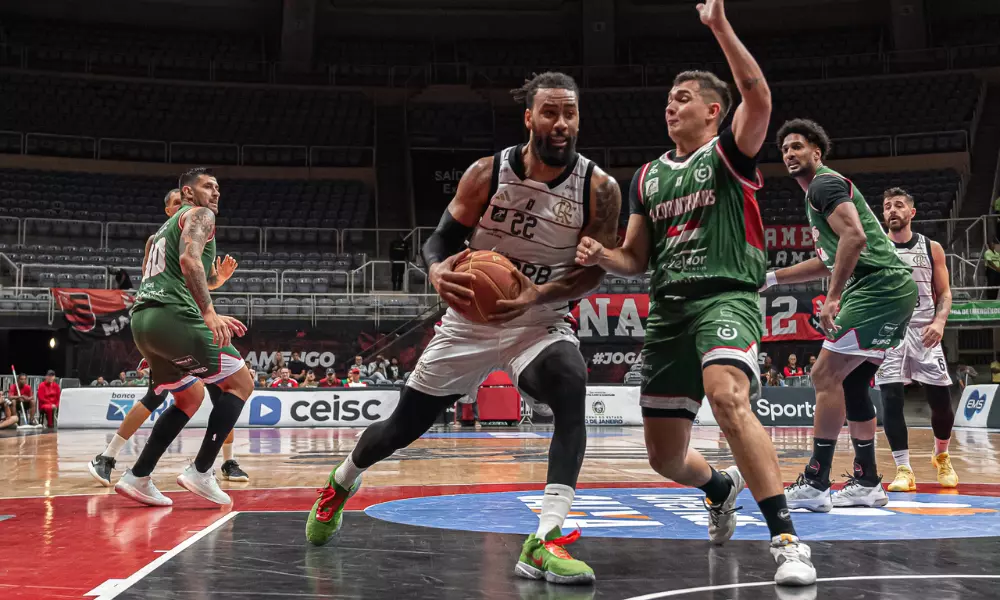 Devon Scott partindo para bandeja en jogo Flamengo x União Corinthians pelo NBB