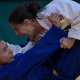Giulia Pereira tem o corpo apoiado sobre a atleta argentina Rocio Ledesma, deitada no tatame com o rosto virado em direção à brasileira, que grita ao fim do golpe, no Parapan de Santiago. Foto: Washington Alves/CPB