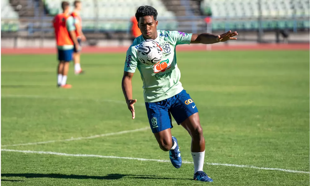 Endrick chutando bola durante treino para o Pré-Olímpico de futebol masculino; Brasil tenta vaga para Paris-2024; saiba onde ver ao vivo