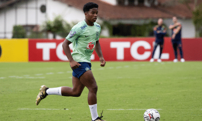 Endrick conduz bola durante treinamento da seleção brasileira sub-23 para o Pré-Olímpico de futebol masculino