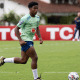 Endrick conduz bola durante treinamento da seleção brasileira sub-23 para o Pré-Olímpico de futebol masculino