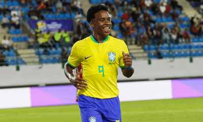 Endrick comemora após marcar gol em jogo Brasil x Colômbia pelo Pré-Olímpico