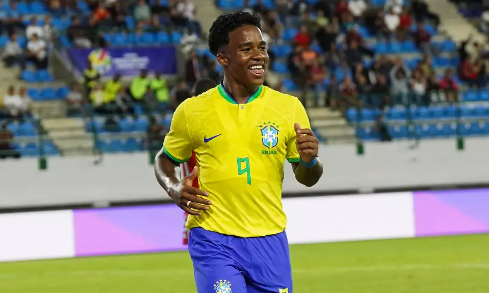 Endrick comemora após marcar gol em jogo Brasil x Colômbia pelo Pré-Olímpico