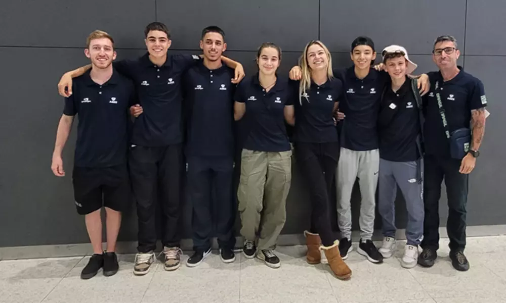 Equipe Sub-20 de escalada posa para foto antes de embarcar para Training camp