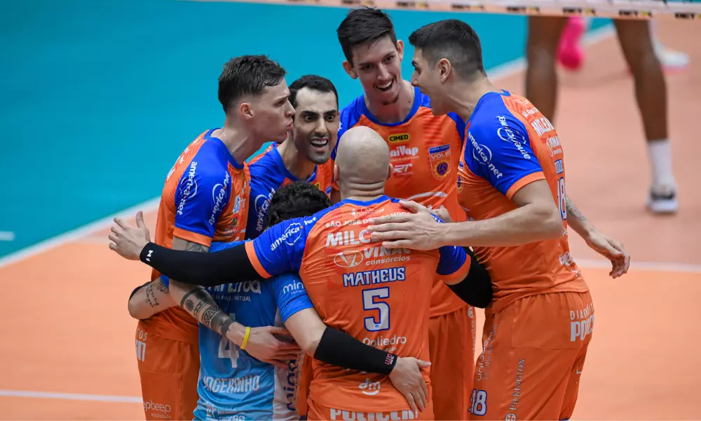 Jogadores do Farma Conde São José comemoram vitória na Superliga Masculina de vôlei contra o Sada Cruzeiro Copa Brasil de Vôlei masculino tabela Sul-Americano de Clubes