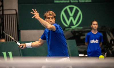Felipe Meligeni faz movimento de rebatida da bolinha durante disputa do Australian Open