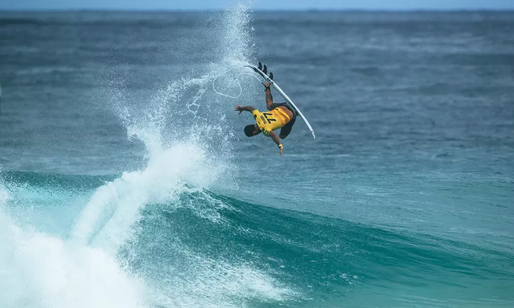 Filipe Toledo em manobra aérea no Pipeline Pro WSL surfe WCT