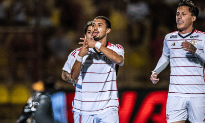 Daniel Rogério, do Flamengo, comemora gol em jogo da Copinha