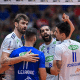Lucão, Alexandre, Rodriguinho e Wallace se abraçam após ponto do Sada Cruzeiro em partida da Superliga Masculina de vôlei contra o Guarulhos contra MOC América (Agência i7/Sada Cruzeiro)