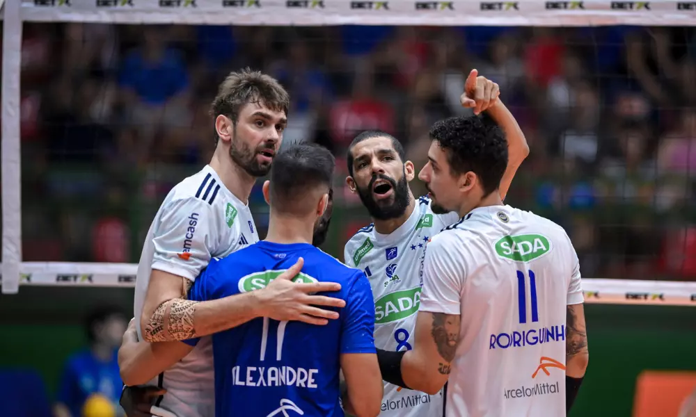 Lucão, Alexandre, Rodriguinho e Wallace se abraçam após ponto do Sada Cruzeiro em partida da Superliga Masculina de vôlei contra o Guarulhos contra MOC América (Agência i7/Sada Cruzeiro)