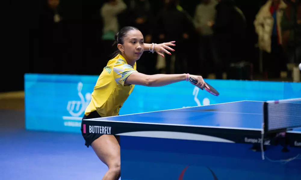 Giulia Takahashi em ação na mesa da Copa Pan-Americana de tênis de mesa
