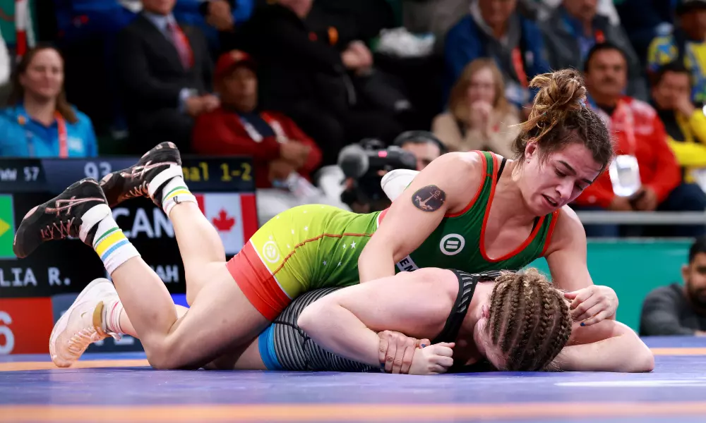Giullia Penalber aplica golpe e fica sob Hannah Taylor em final do Wrestling e Santiago-2023